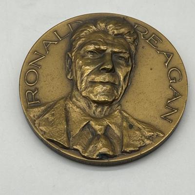 Ronald Reagan Inauguration Commemorative 1981 Coin Bronze & LIFE Book