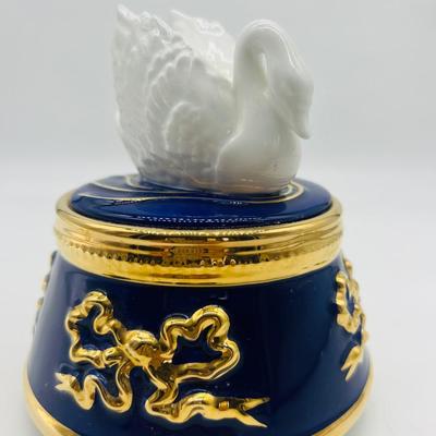Vintage Teleflora Swan Jewelry Music Box