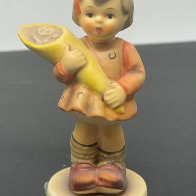 Hummel Figurine "A Sweet Offering" #549