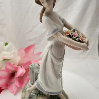 Lladro Privilege Society 2004 7704 "Garden Of Athens Lady Basket" Figurine
