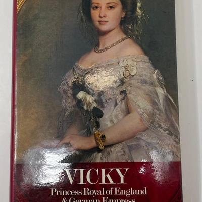 Vicky Princess Royal of England, Daphne Bennett