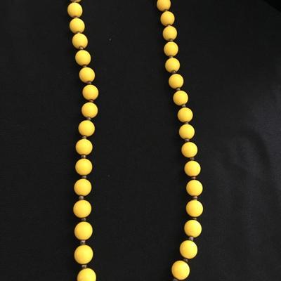 Super cute Vintage, lemon zest, yellow bead necklace