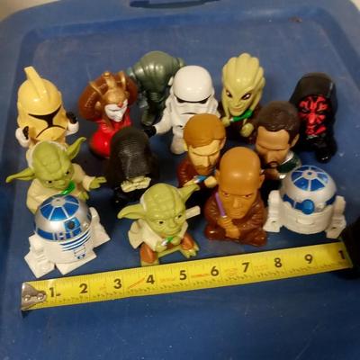 LOT 77 - 14 STAR WARS TOYS