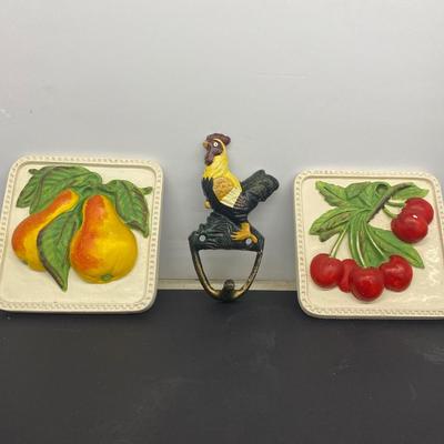VINTAGE CHALKWARE WALL HANGERS AND AN IRON ROOSTER HOOK