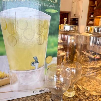 Beverage dispenser, 2 canisters and 2 glasses