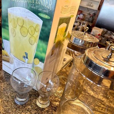 Beverage dispenser, 2 canisters and 2 glasses