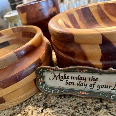 Set of 3 wooden bowls and a sign