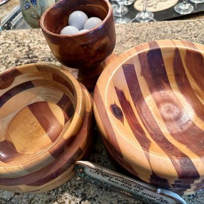 Set of 3 wooden bowls and a sign