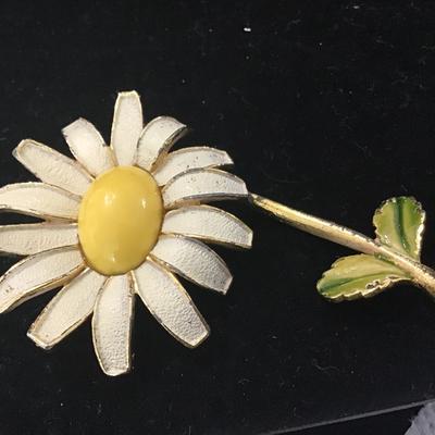 Vintage Weiss Daisy Enamel Flower Brooch Pin