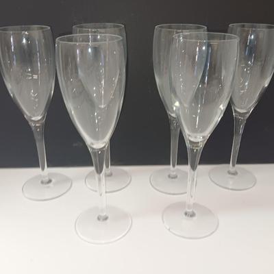Miniature Pink glass nesting chicken with blue platter 4 stemware glasses and 2 table mats.