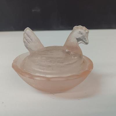Miniature Pink glass nesting chicken with blue platter 4 stemware glasses and 2 table mats.