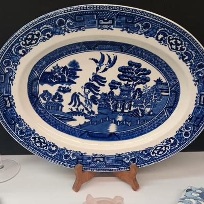 Miniature Pink glass nesting chicken with blue platter 4 stemware glasses and 2 table mats.