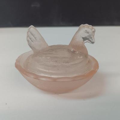 Miniature Pink glass nesting chicken with blue platter 4 stemware glasses and 2 table mats.