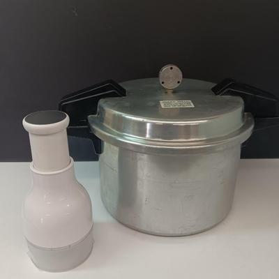Mirro Matic Pressure cooker with manual food chopper