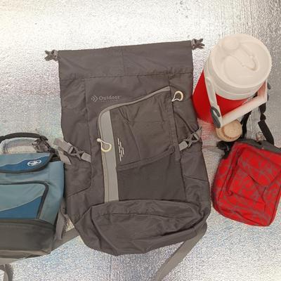 Outdoor day pack with insulated lunch boxes and drink container