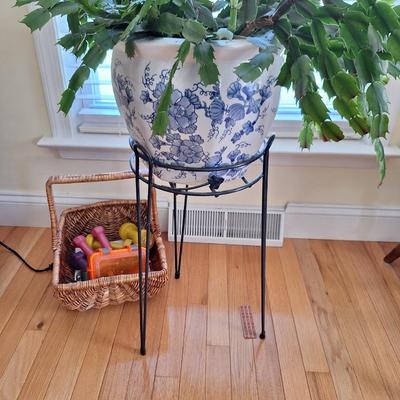 delft style planter stand