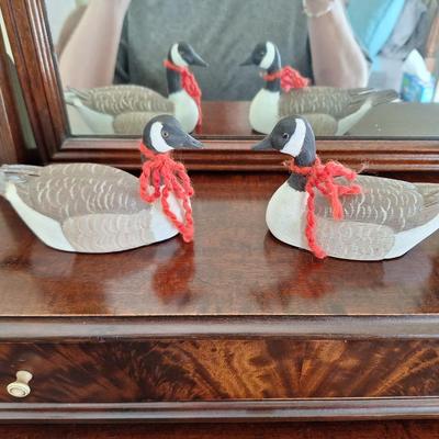 2 Canadian geese figures