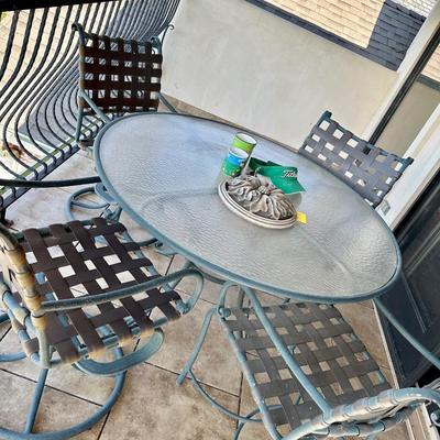 BROWN JORDAN Outdoor table and 4 chairs and outdoor accessories