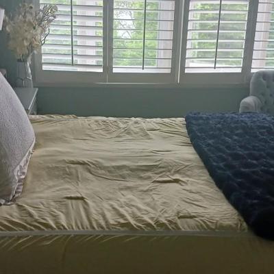 Bed bedroom
