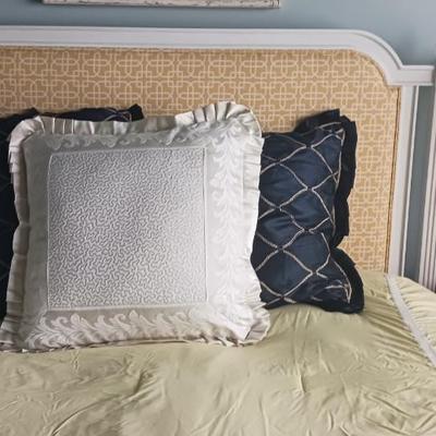 Bed bedroom