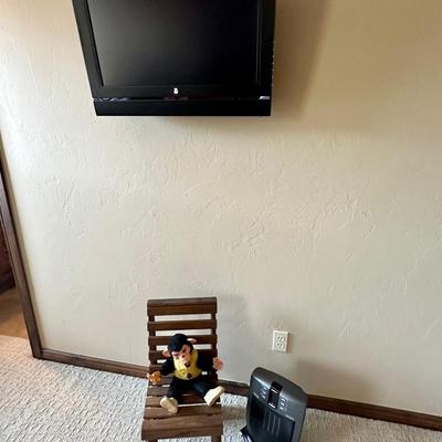 35" flatscreen TV with wall mount, children’s chair and monkey lot