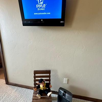 35" flatscreen TV with wall mount, children’s chair and monkey lot
