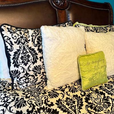 Queen size bed, including mattress and bedding, pillows