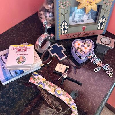 A pretty lot for girls room with a vase of flowers, crosses, J initial, books and a necklace
