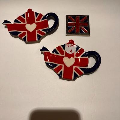 England 2 Saucers plus other decor