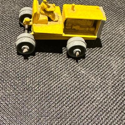Lesney Moko Matchbox 1955 8-B Caterpillar Tractor straight Metal Wheels