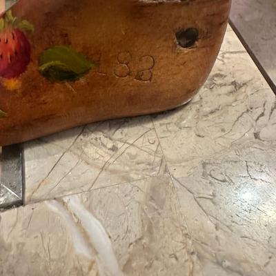VINTAGE FOLK ART KANSAS KOLLECTIBLE HAND PAINTED WOODEN SHOE FORM