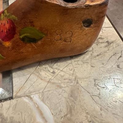 VINTAGE FOLK ART KANSAS KOLLECTIBLE HAND PAINTED WOODEN SHOE FORM