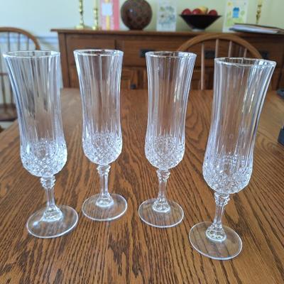 4 champagne glasses