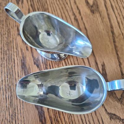 2 individual gravy boats