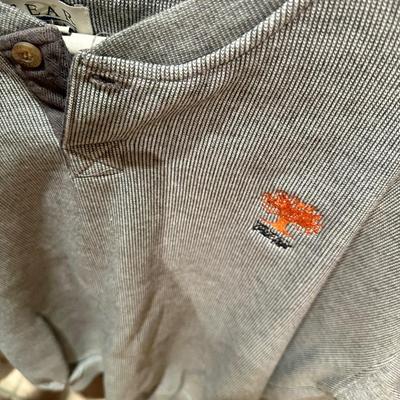 A lot of men’s Oak Tree pullovers size XL