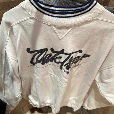 A lot of men’s Oak Tree pullovers size XL