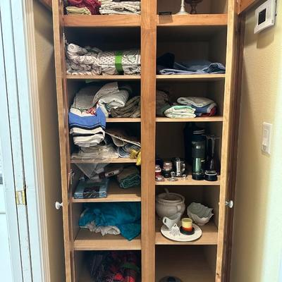 Lot of linen and cups