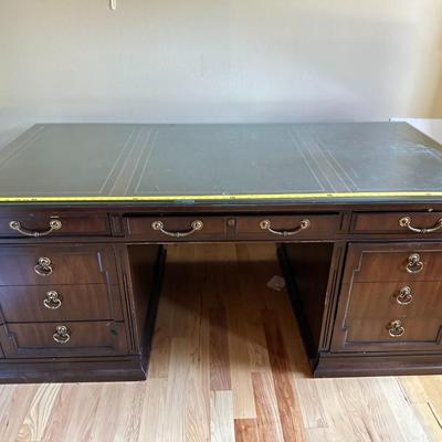 Nice sturdy desk, HUGE