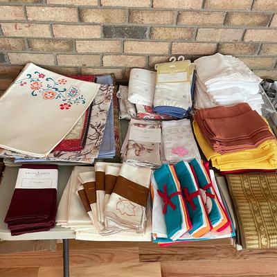 Nice Variety of Table Linens: Napkins, Placemats, & Napkin Holders (DR-SS)