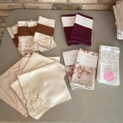 Nice Variety of Table Linens: Napkins, Placemats, & Napkin Holders (DR-SS)