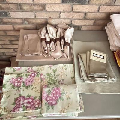 Nice Variety of Table Linens: Napkins, Placemats, & Napkin Holders (DR-SS)