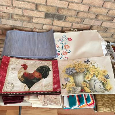 Nice Variety of Table Linens: Napkins, Placemats, & Napkin Holders (DR-SS)