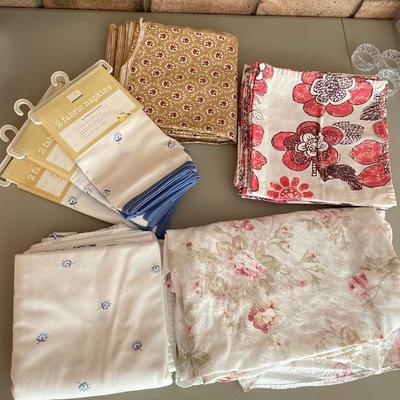 Nice Variety of Table Linens: Napkins, Placemats, & Napkin Holders (DR-SS)