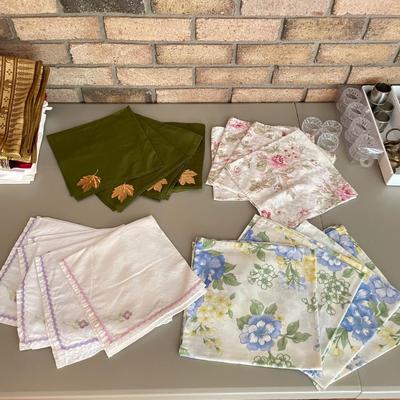 Nice Variety of Table Linens: Napkins, Placemats, & Napkin Holders (DR-SS)