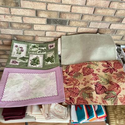 Nice Variety of Table Linens: Napkins, Placemats, & Napkin Holders (DR-SS)