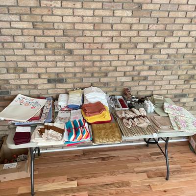 Nice Variety of Table Linens: Napkins, Placemats, & Napkin Holders (DR-SS)