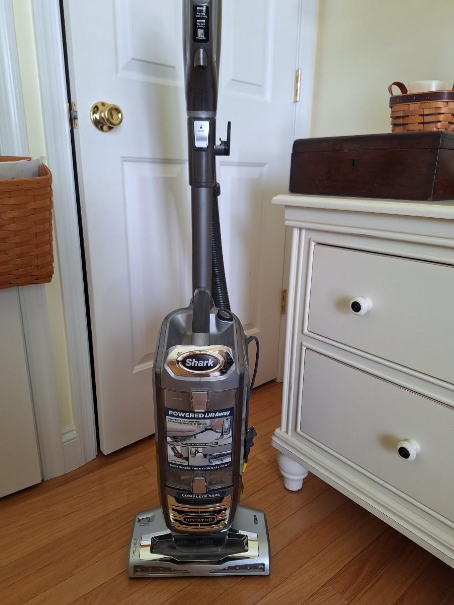 shark vacuum w/attachments