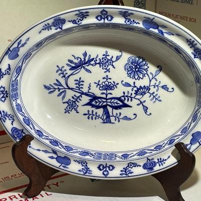 Vintage Villeroy & Boch: Blue Onion Vegetable Serving Bowl 8" x 10.5" in Good Preowned Condition.