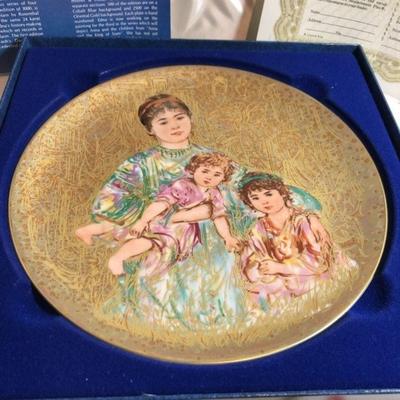 Edna Hibel Plate Cornelia and Her Jewels Gold in Original Box w/Certificate in VG Preowned Condition.