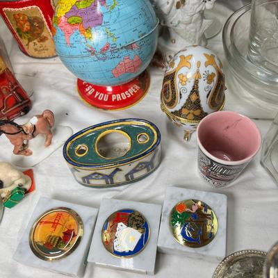 large collectibles lot, Vases, Shell Bunny